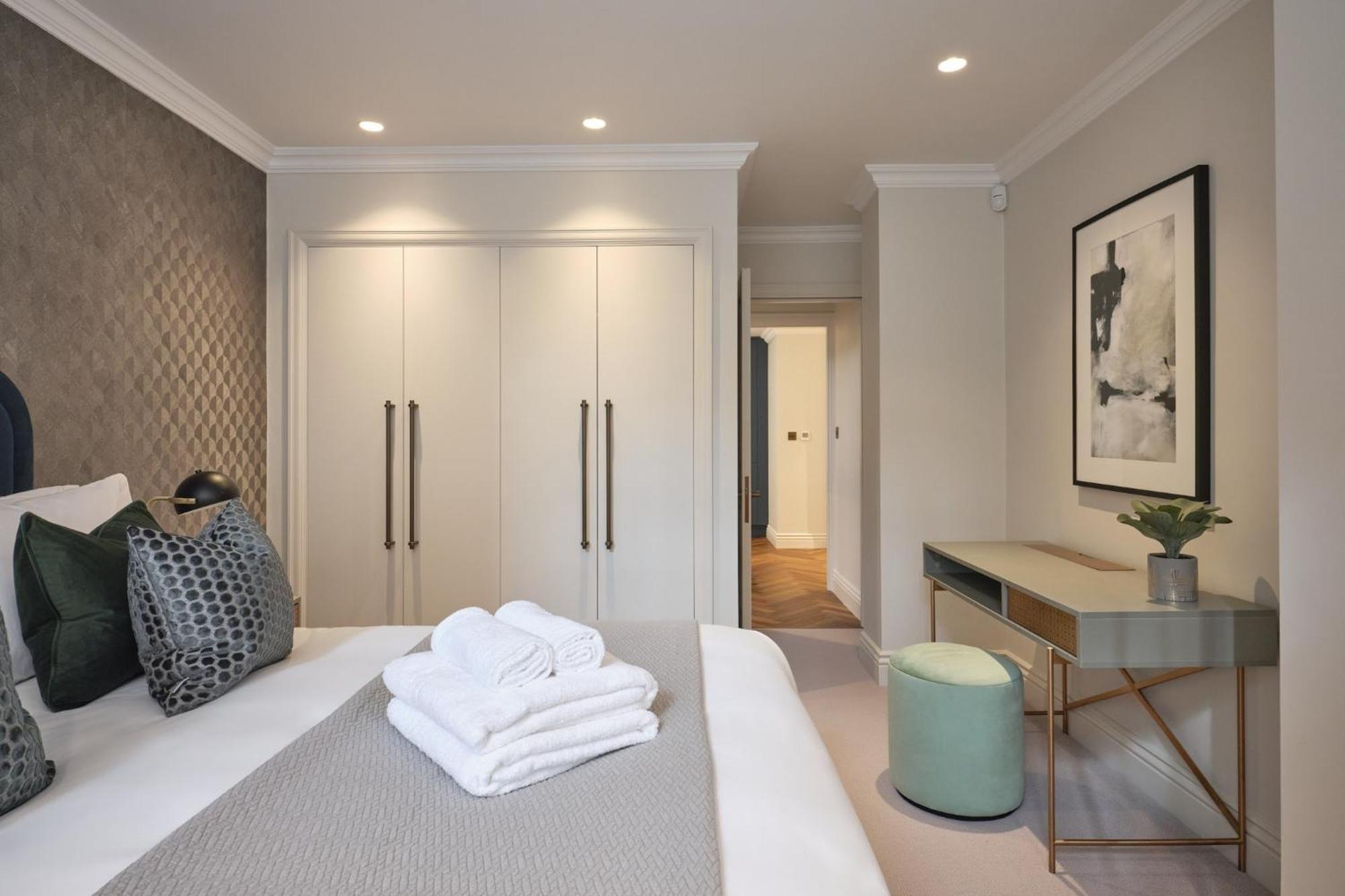 High Spec Award Winning Designer 6 * Londen